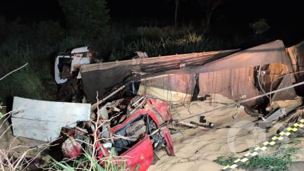 Acidente entre carretas deixa dois mortos em rodovia de MT