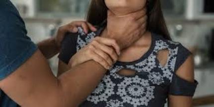  Por ciúmes Homem enforca namorada, agride e ameaça cortar sua cabeça