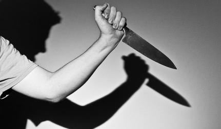 Homem tenta matar companheira a facadas