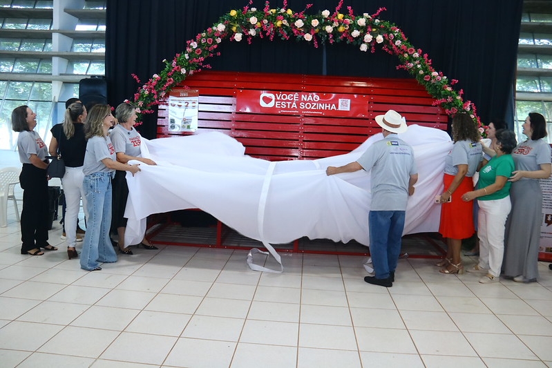 Prefeitura de Sinop implementa Bancos Vermelhos em conscientização ao combate à violência contra a mulher