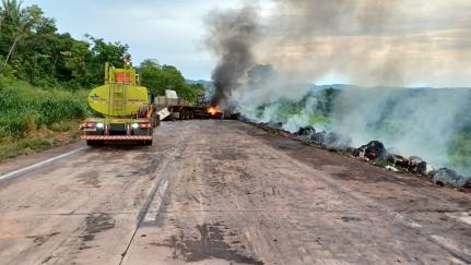 Batida entre duas carretas causa incêndio e tranca rodovia