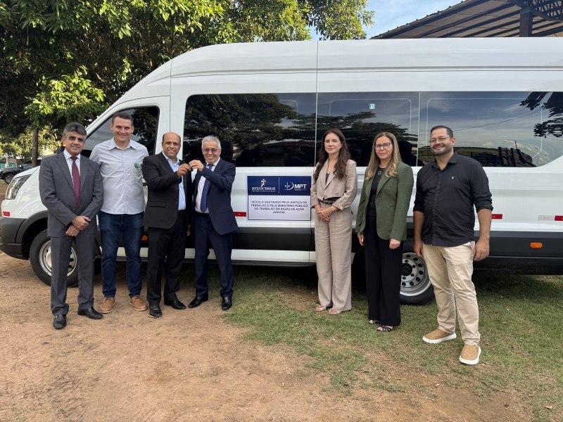 Prefeitura de Sinop acompanha entrega de van para Fundação Livre para Viver
