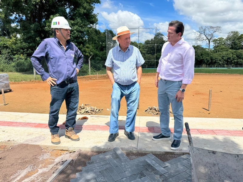 Prefeito vistoria obras de calçamento no entorno do Parque Florestal de Sinop