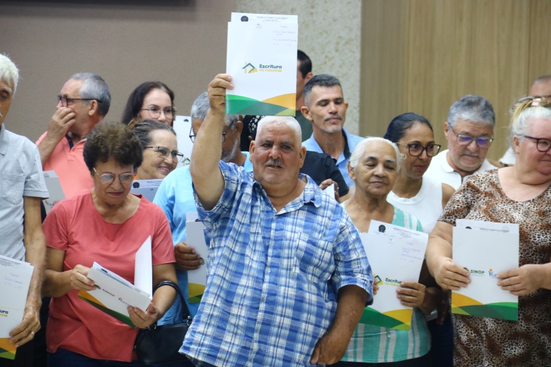 Prefeitura de Sinop entrega 73 escrituras e garante segurança jurídica a moradores da Chácara Tapajós