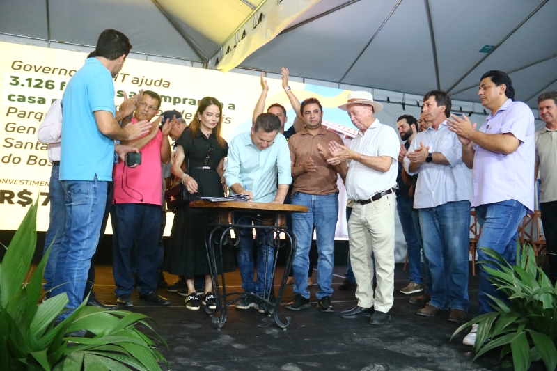Governo de MT entrega escrituras definitivas para 205 famílias em Sinop com apoio da Prefeitura