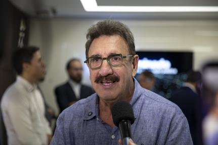 Ratinho critica polarização no país e declara apoio a Mauro em visita