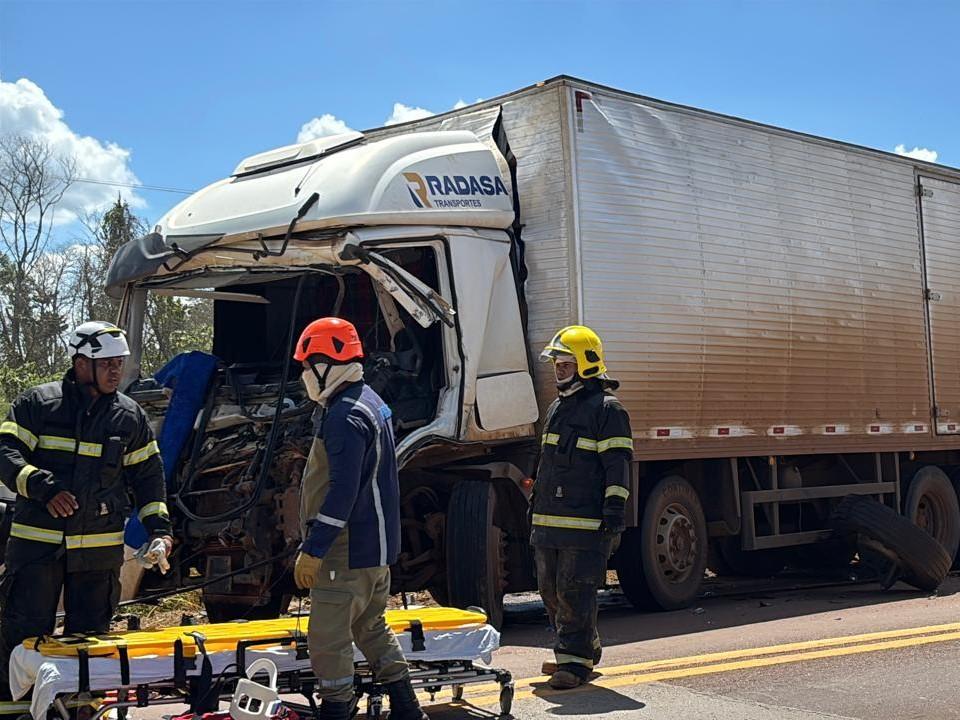 Bombeiros atuam no resgate de vítimas presas às ferragens após colisão entre veículos NA BR-163
