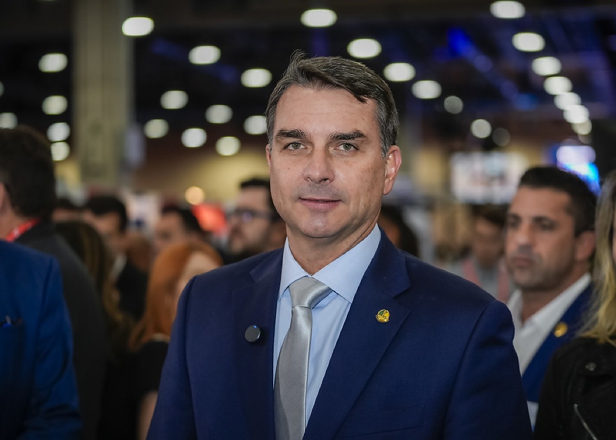 Flávio Bolsonaro vem a MT em voo particular para cumprir agenda em Sinop na quarta; veja detalhes