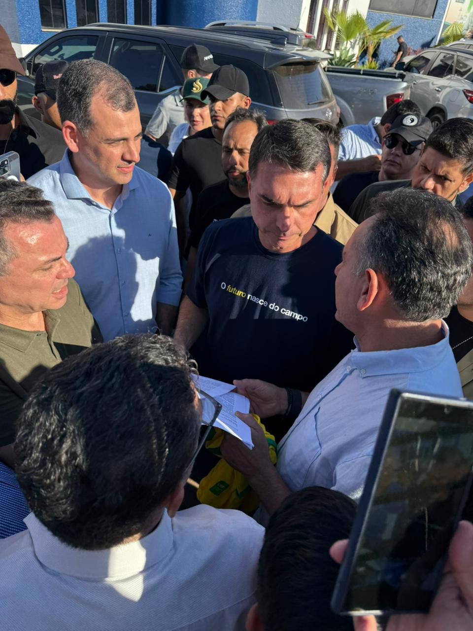 Prefeitura de Sinop, Câmara de Vereadores e UNESIN entregam a Senador documento que solicita criação de universidade federal em Sinop.