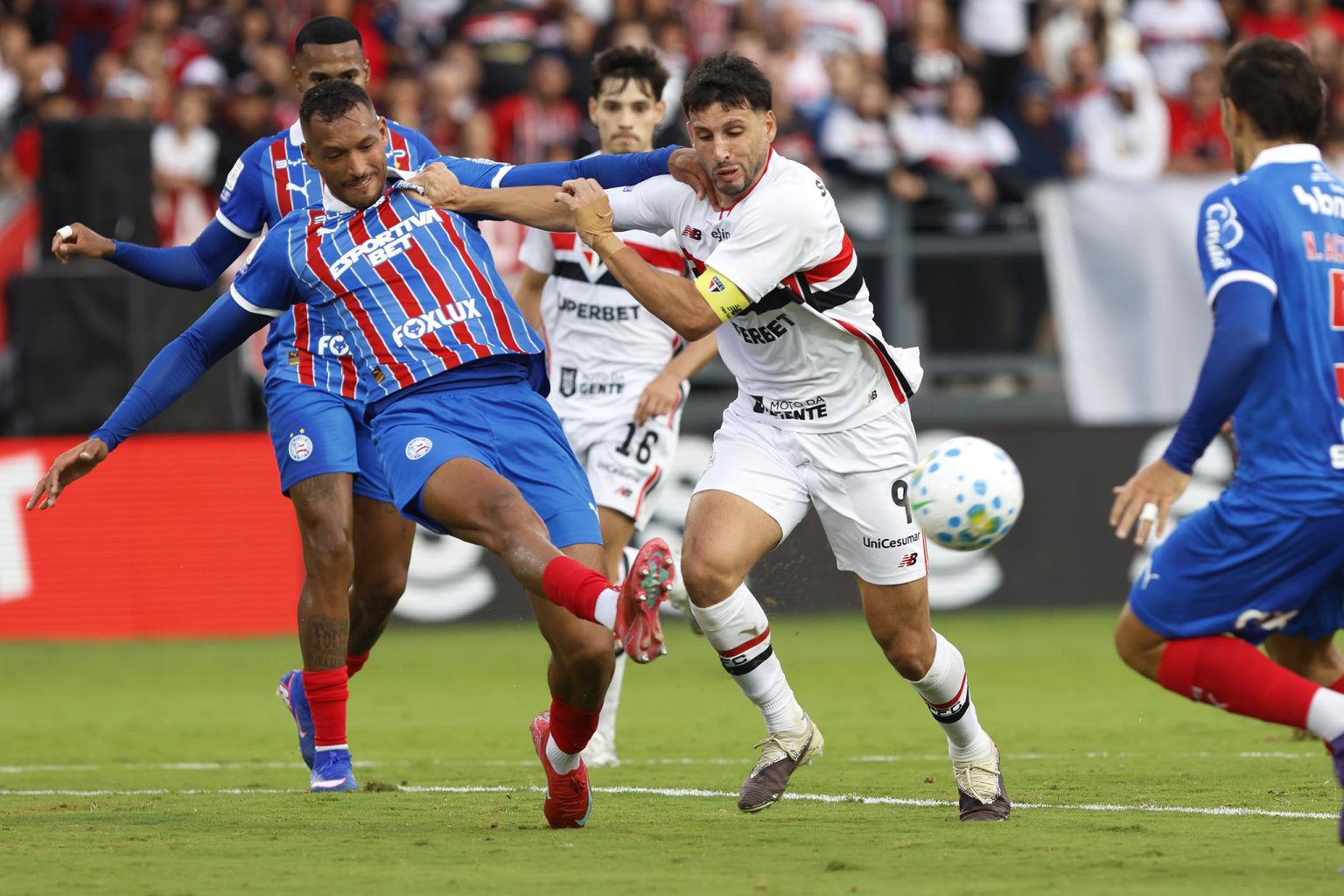 Bahia marca nos acréscimos e arranca empate do São Paulo