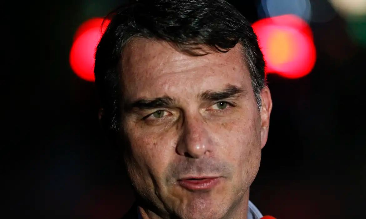 Flávio Bolsonaro admite cobrança a Vorcaro, mas nega crime