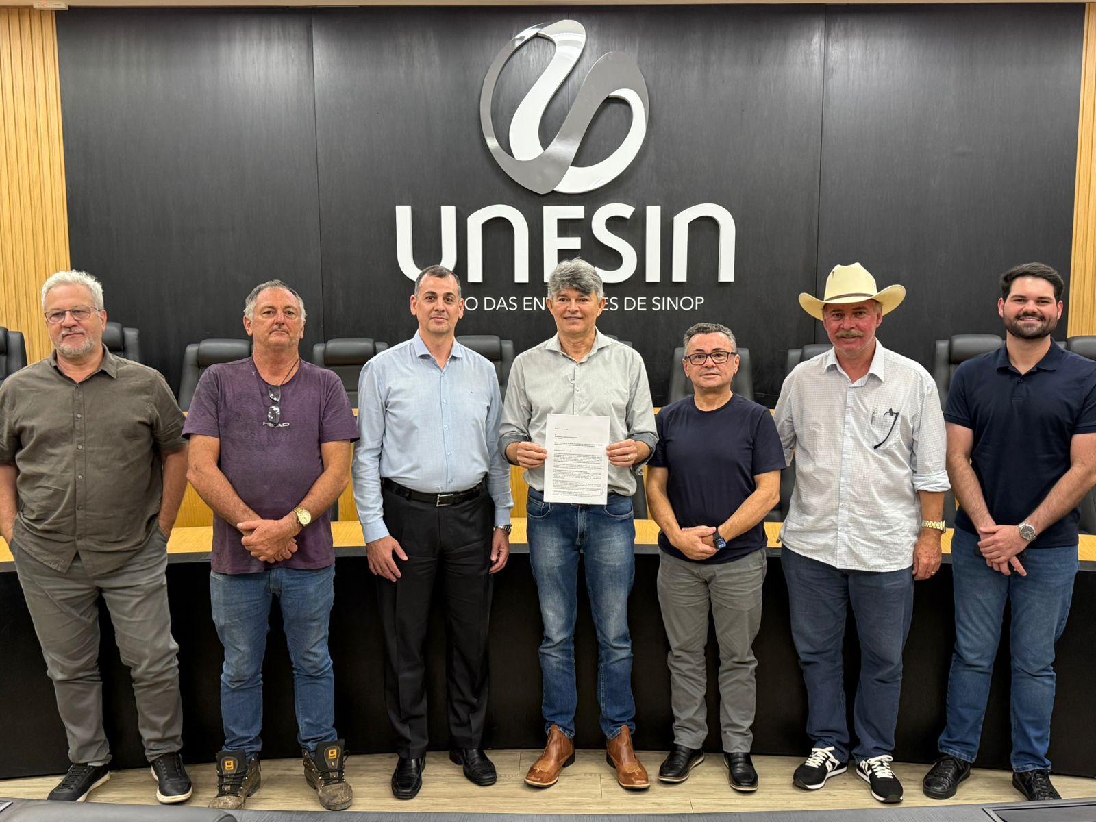 UNESIN entrega demandas a deputado federal