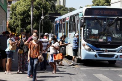 Cuiabá implanta rodízio de funcionários; amplia ônibus e fecha campos de futebol