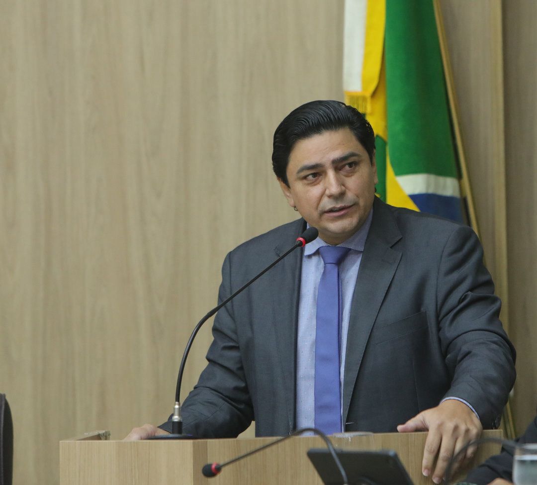 Célio Garcia cobra avanços na saúde, trânsito e educação durante sessão da Câmara