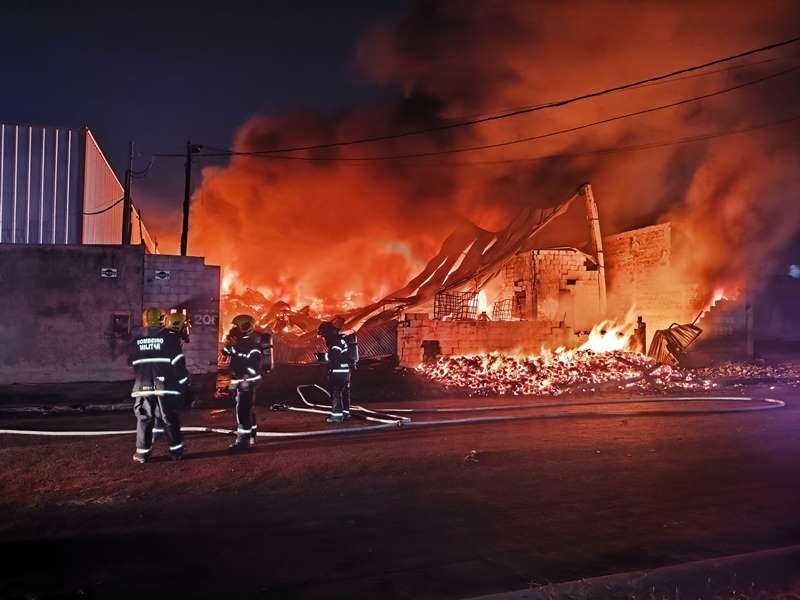 Bombeiros combatem incêndio em fábrica de ração em Sinop