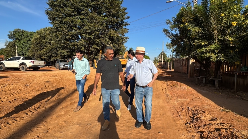 Prefeito Roberto Dorner acompanha obras de pavimentação em três frentes de trabalho e reforça fiscalização dos investimentos