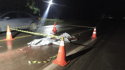 TENTAVA ATRAVESSAR RODOVIA:  Pedestre é atropelado e tem corpo dilacerado 