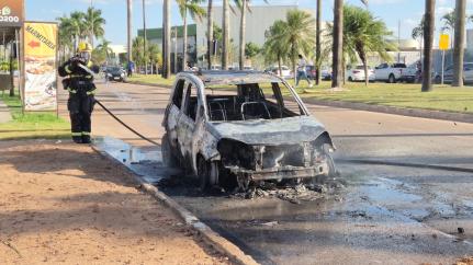 Sinop: Carro pega fogo no meio do trânsito em Sinop; motorista conseguiu escapar