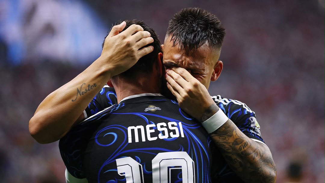 Argentina sufoca a Inglaterra até virar e vai em busca do tetra da Copa