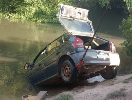 Carro cai em rio e motorista de Gol é resgatado em estado de choque