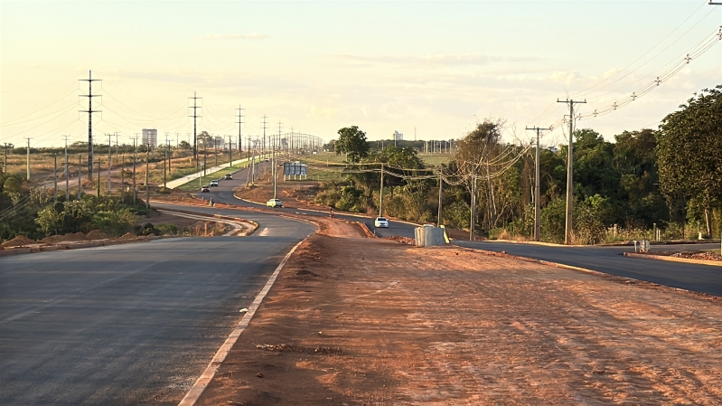 Prefeito e vereador acompanham avanço da pavimentação da Avenida Oscar Niemeyer e reforçam orientações de trânsito