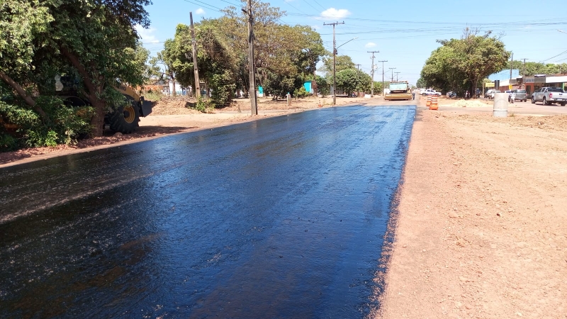 Prefeitura de Sinop avança na pavimentação da Estrada Dalva com aplicação da camada asfáltica