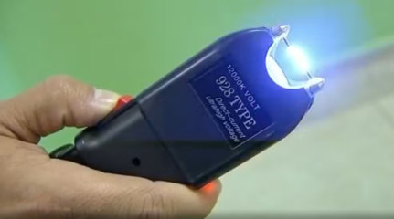 Bêbado puxa faca para policiais e é imobilizado com arma de choque