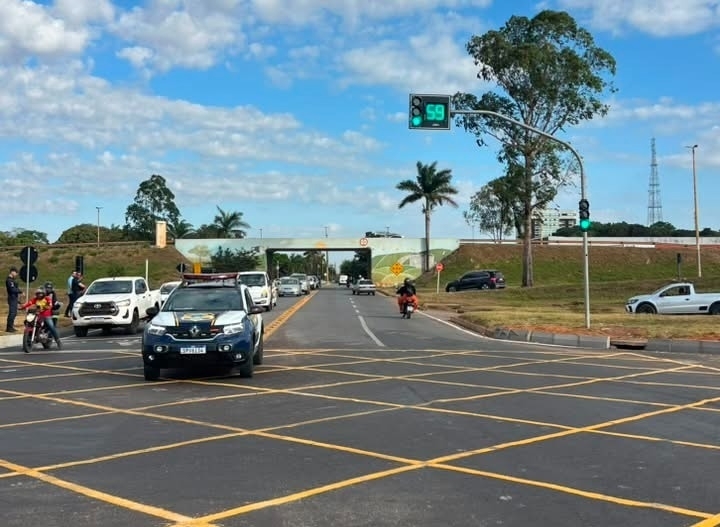 Prefeitura de Sinop amplia sinalização semafórica com instalação de 9 novos conjuntos