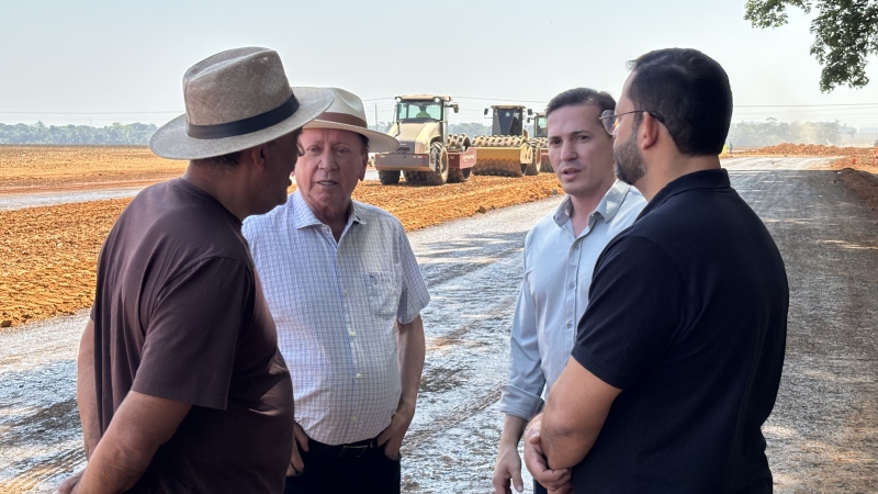 Prefeito e vereadores vistoriam o andamento das obras da Avenida André Maggi