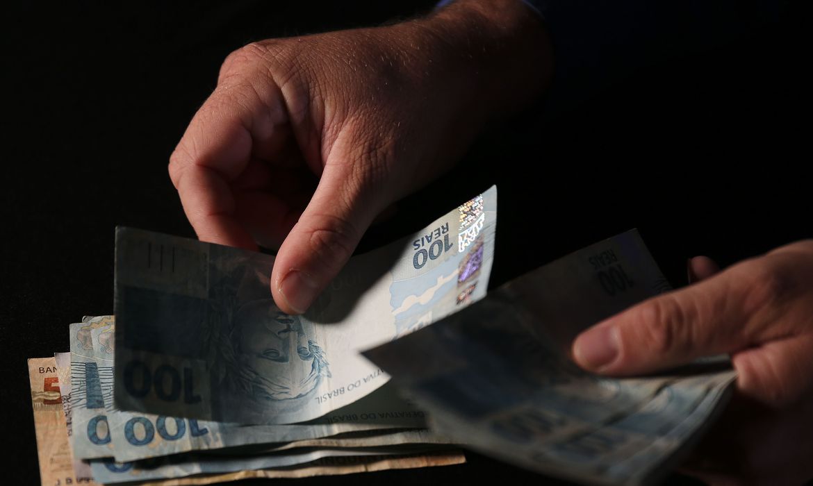 Salário mínimo deverá subir para R$ 1.741 em 2027