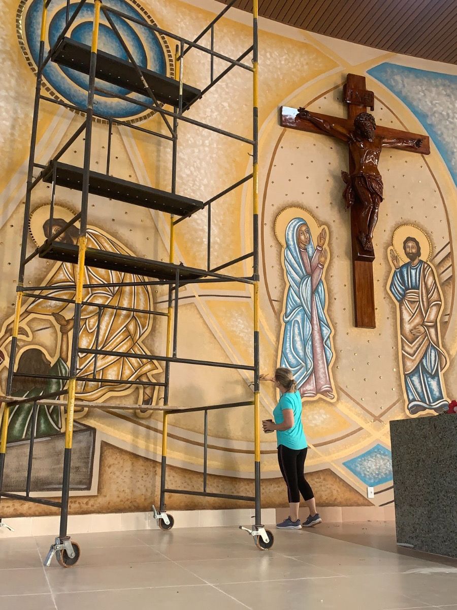 MARI BUENO: Artista plástica de Sinop vai para Europa pintar Igreja em Portugal