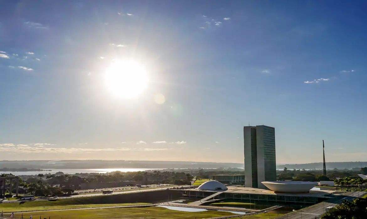 Congresso vota nesta semana fim da escala 6x1 e taxa das blusinhas