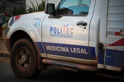 Homem mata mulher a facadas e se esconde para não ser preso