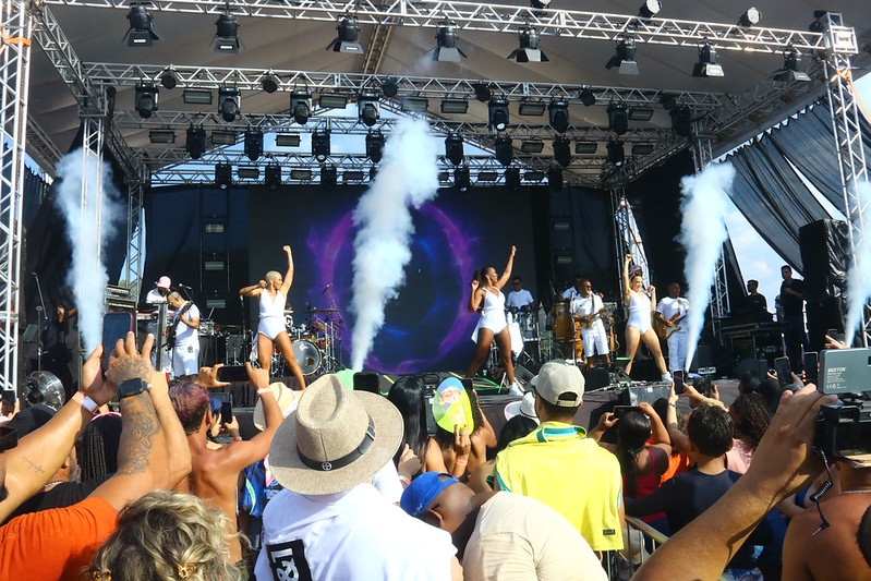 Festival de Praia reúniu famílias, atraiu turistas e encerrou os quatro dias de programação com show de Xanddy Harmonia