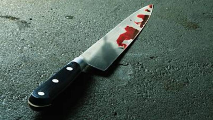 sobrevivente internada  Menino de 11 anos ataca mãe com faca ao ser repreendido
