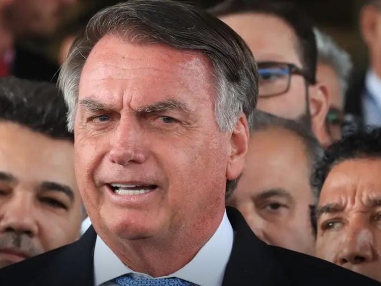 Bolsonaro pede liberação de visitas de Flávio na prisão domiciliar
