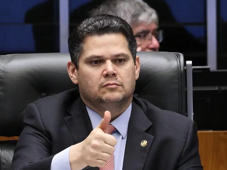 Alcolumbre anuncia sessões para discutir e votar fim da escala 6x1