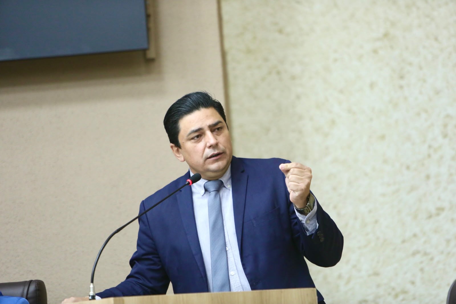 Célio Garcia cobra respostas sobre obras de pavimentação e instalação de pontos de ônibus