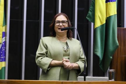 Rosa Neide defende o Bolsa Família e rebate críticas sobre programas sociais