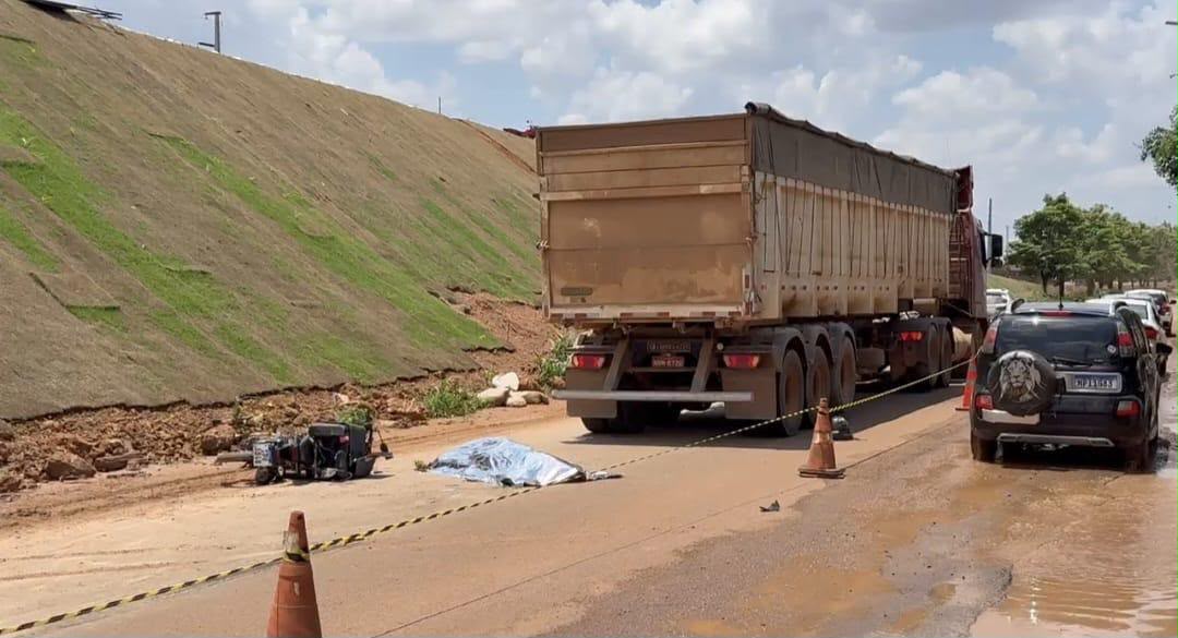 Motociclista morre após cair na pista e ser atingido por carreta durante ultrapassagem