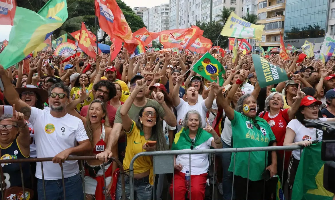Ato em apoio à democracia e a Lula reúne milhares no Rio e Brasília