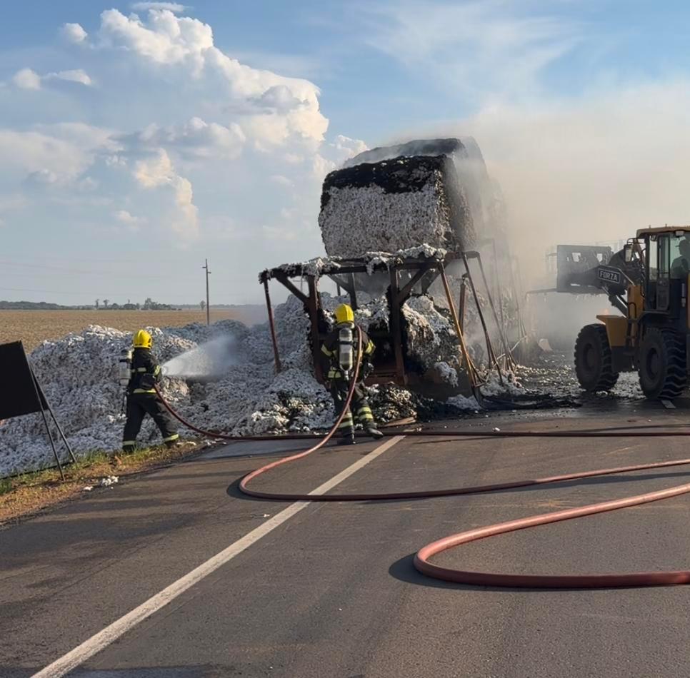 Bombeiros extinguem incêndio em carreta com carga de algodão na BR-163
