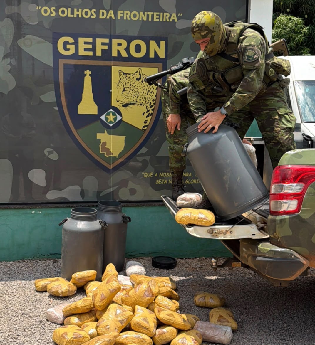 Gefron apreende 126 invólucros de skunk escondidos em tambores de leite