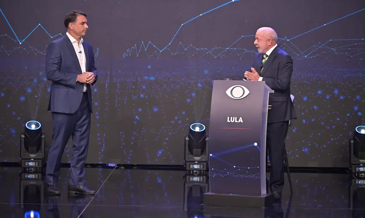 Mendonça diz que Flávio e Lula podem divulgar sigilos