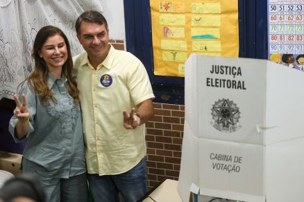 Flávio cita dívida e segurança ao votar e diz que campanha foi limpa
