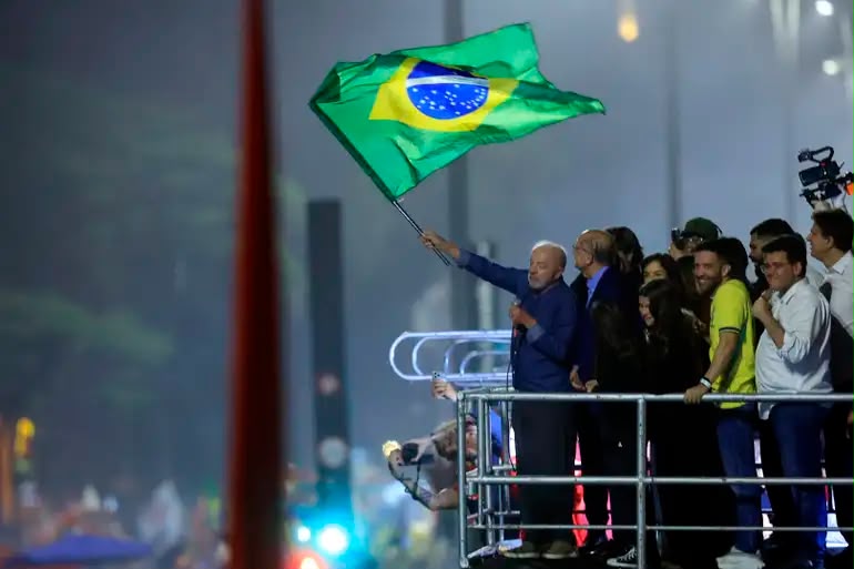 Em festa da vitória, Lula pede que público cante Hino da Independência
