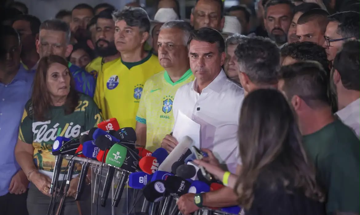 Flávio Bolsonaro cruza fronteira argentina e segue para o Equador