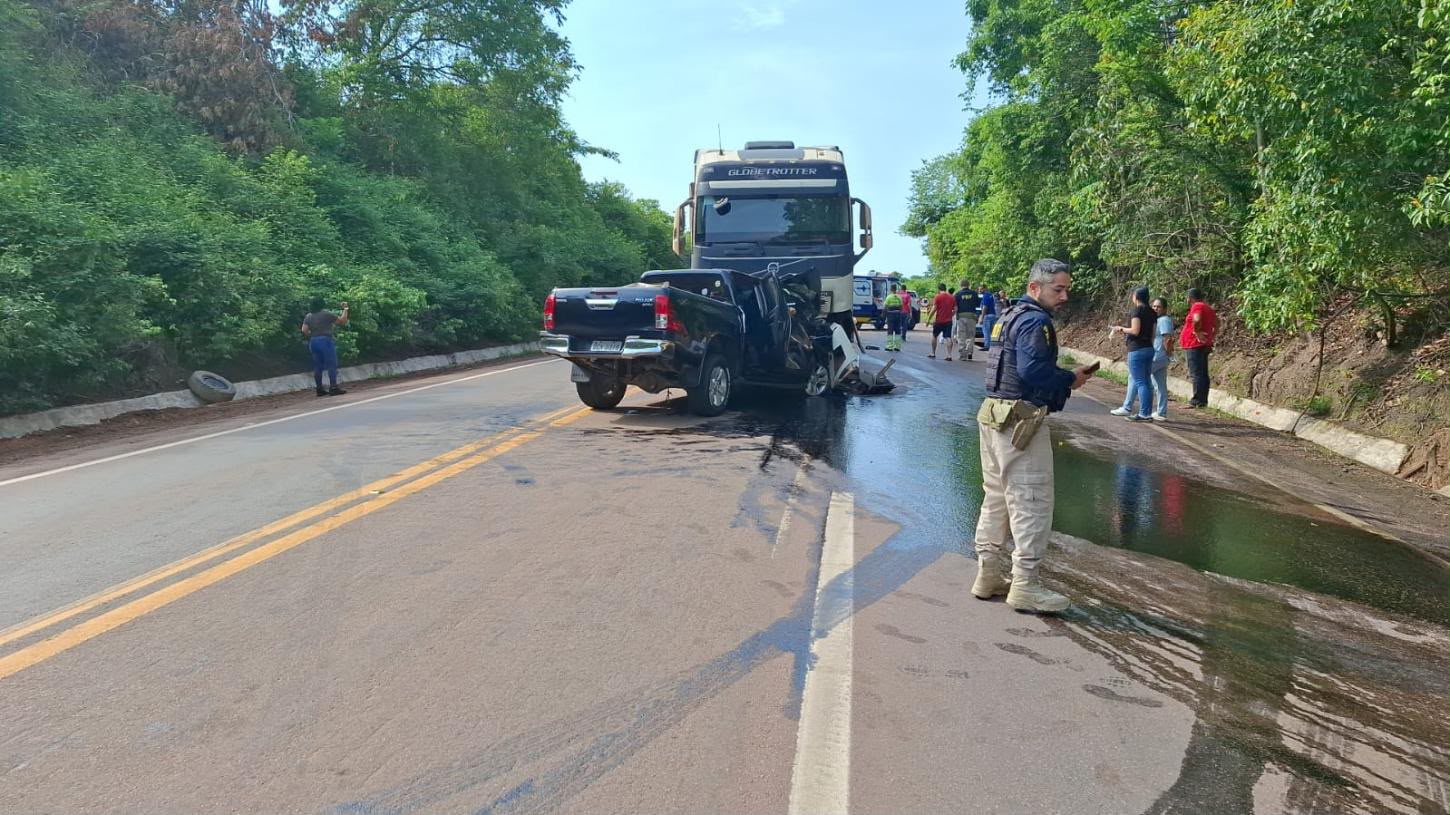 TRAGÉDIA: Colisão frontal entre caminhonete e carreta deixa quatro mortos na BR-163 