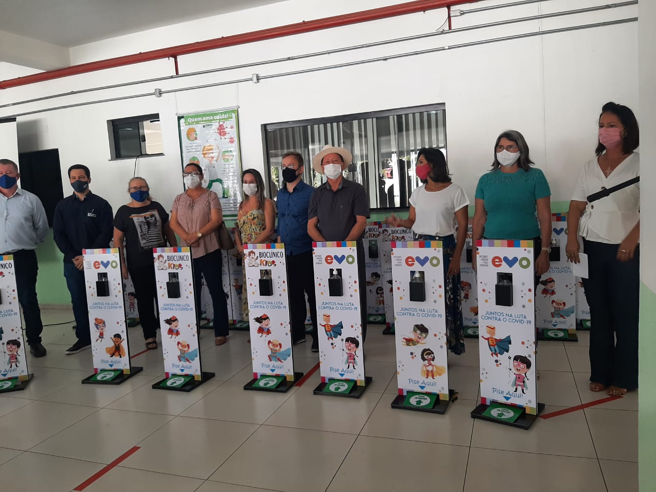 Aulas presenciais são retomadas e totens de álcool gel são repassados às unidades