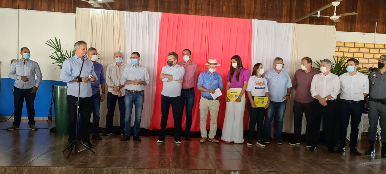 Governador entrega em Sinop cartões de auxílio do Ser Família ajuda de custo do Estado